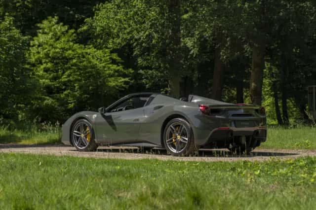 Ferrari 488 (2016) thumbnail 4