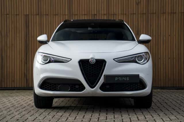 Alfa Romeo Stelvio (2021) thumbnail 2