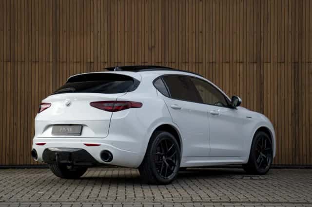 Alfa Romeo Stelvio (2021) thumbnail 4