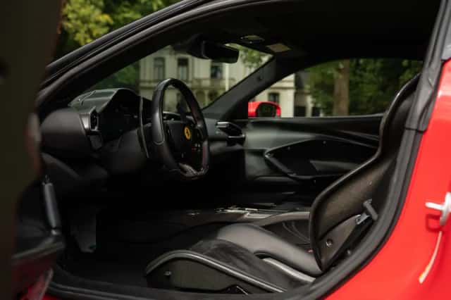 Ferrari 296 GTB (2024) thumbnail 8