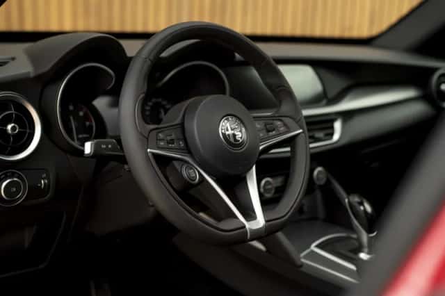 Alfa Romeo Stelvio (2018) thumbnail 25