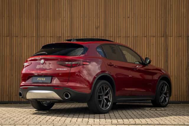 Alfa Romeo Stelvio (2018) thumbnail 4