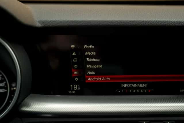 Alfa Romeo Stelvio (2018) thumbnail 32