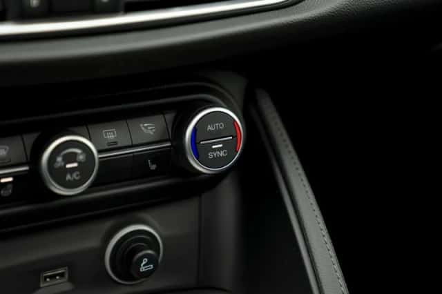 Alfa Romeo Stelvio (2018) thumbnail 33