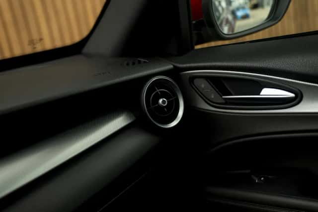 Alfa Romeo Stelvio (2018) thumbnail 35