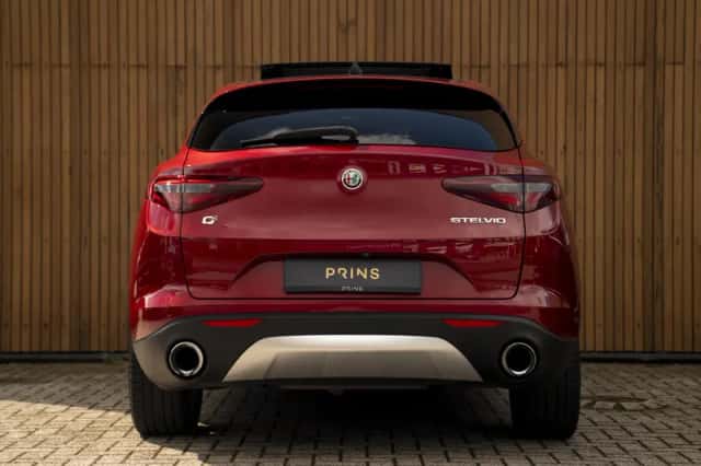 Alfa Romeo Stelvio (2018) thumbnail 5