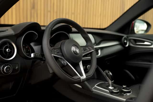 Alfa Romeo Stelvio (2018) thumbnail 7
