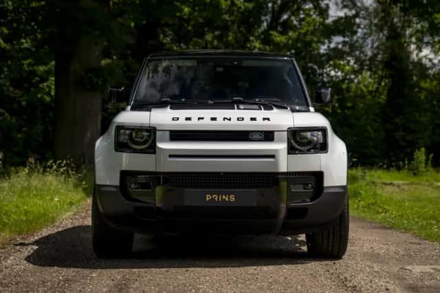 Land Rover Defender (2022) thumbnail 2