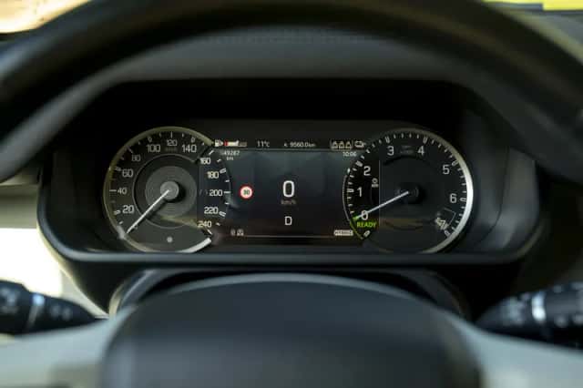 Land Rover Defender (2022) thumbnail 11