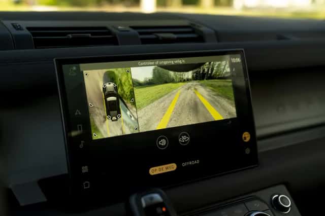 Land Rover Defender (2022) thumbnail 12