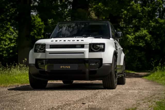 Land Rover Defender (2022) thumbnail 14