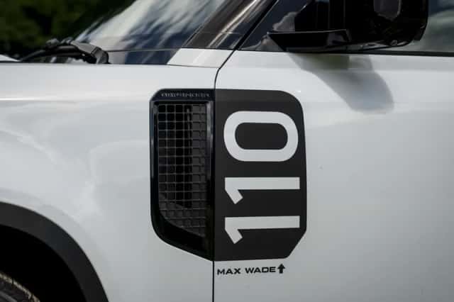Land Rover Defender (2022) thumbnail 23