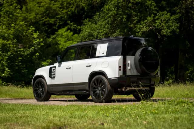Land Rover Defender (2022) thumbnail 4