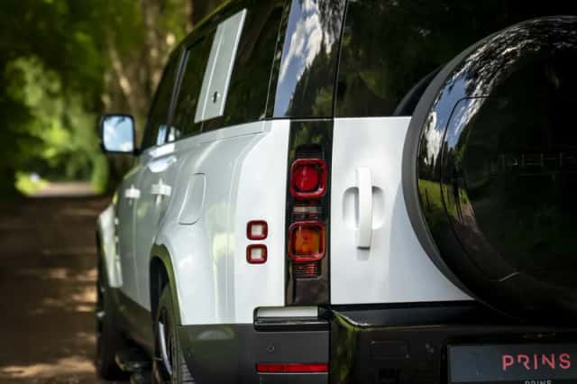 Land Rover Defender (2022) thumbnail 35
