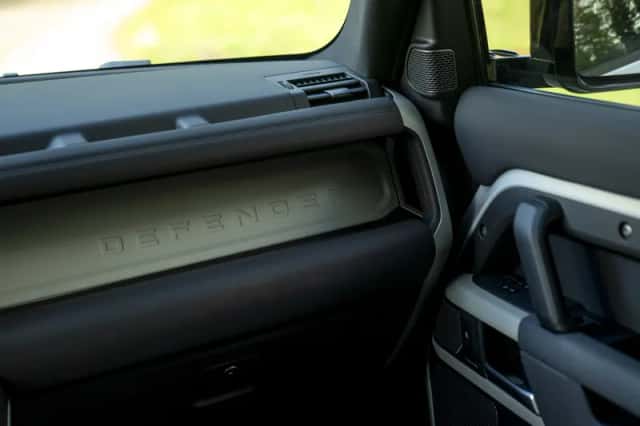 Land Rover Defender (2022) thumbnail 41