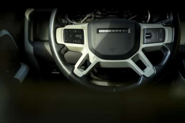 Land Rover Defender (2022) thumbnail 43