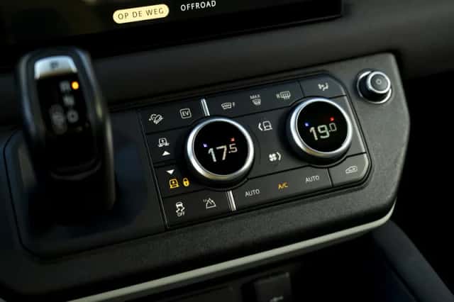 Land Rover Defender (2022) thumbnail 45
