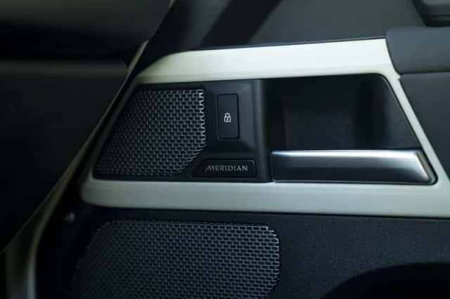 Land Rover Defender (2022) thumbnail 46