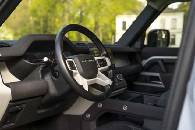Land Rover Defender (2022) thumbnail 7