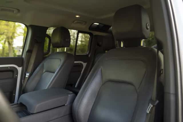 Land Rover Defender (2022) thumbnail 8
