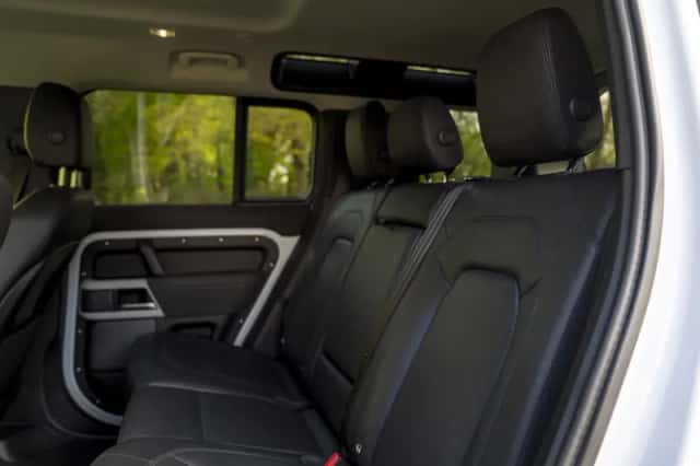 Land Rover Defender (2022) thumbnail 9