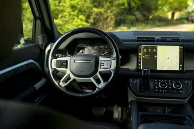 Land Rover Defender (2022) thumbnail 10