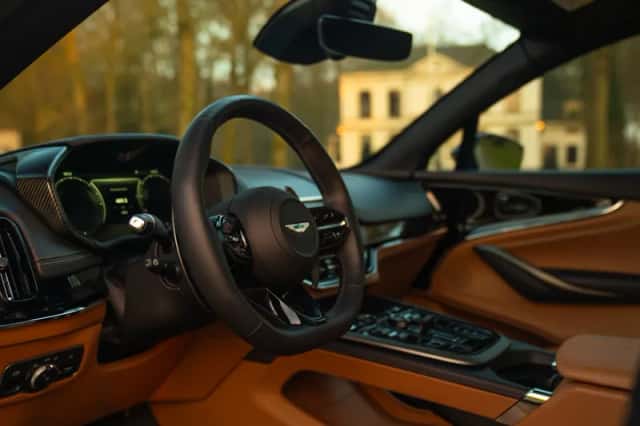 Aston Martin DBX (2025) thumbnail 4
