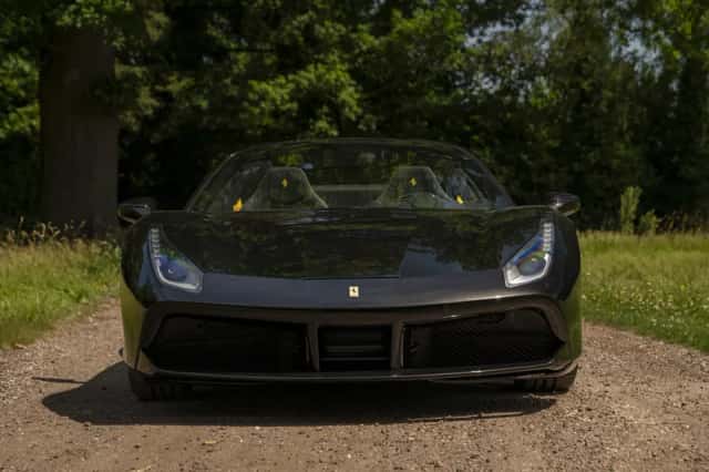 Ferrari 488 (2018) thumbnail 2