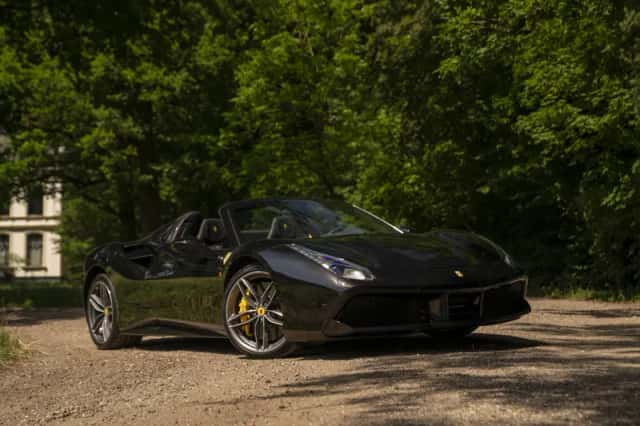 Ferrari 488 (2018) thumbnail 3