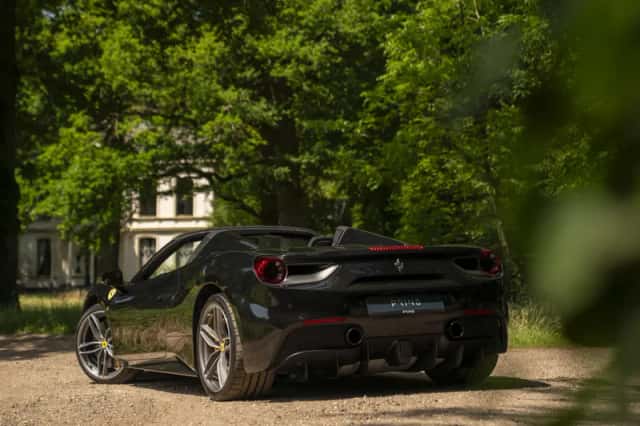 Ferrari 488 (2018) thumbnail 4