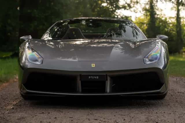 Ferrari 488 (2016) thumbnail 2
