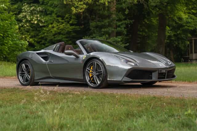 Ferrari 488 (2016) thumbnail 3