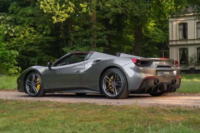 Ferrari 488 (2016) thumbnail 4