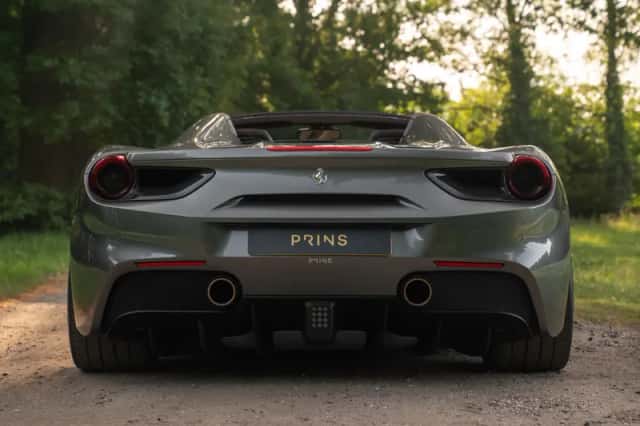 Ferrari 488 (2016) thumbnail 5