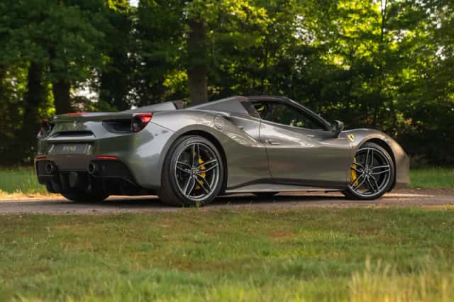 Ferrari 488 (2016) thumbnail 6