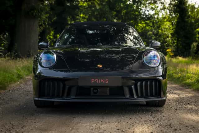 Porsche 911 (2025) thumbnail 2