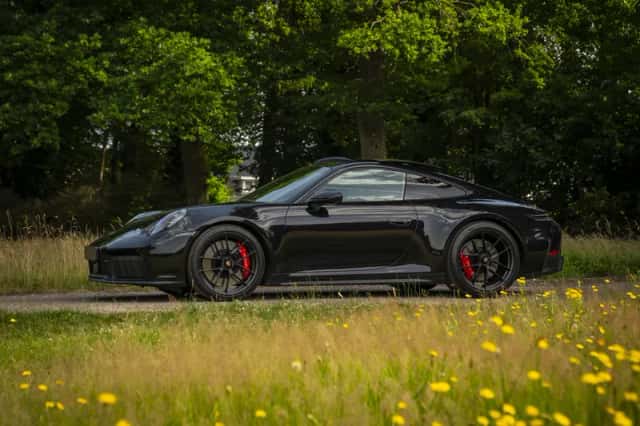 Porsche 911 (2025) thumbnail 3