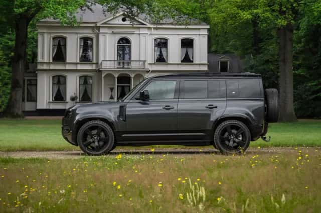 Land Rover Defender (2022) thumbnail 1
