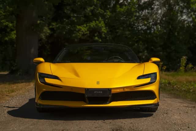Ferrari SF90 Stradale (2021) thumbnail 1
