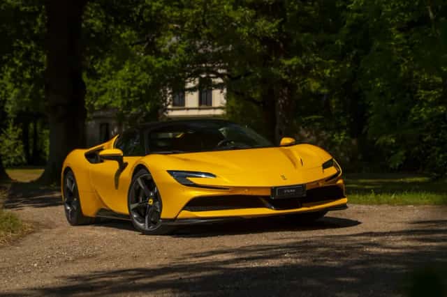 Ferrari SF90 Stradale (2021) thumbnail 2