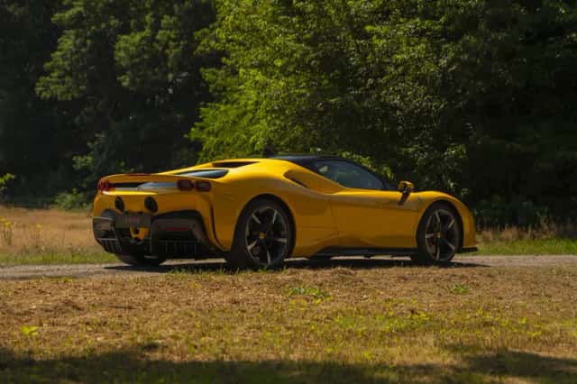 Ferrari SF90 Stradale (2021) thumbnail 3