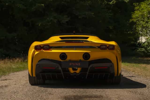 Ferrari SF90 Stradale (2021) thumbnail 4
