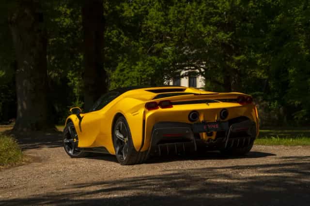 Ferrari SF90 Stradale (2021) thumbnail 5