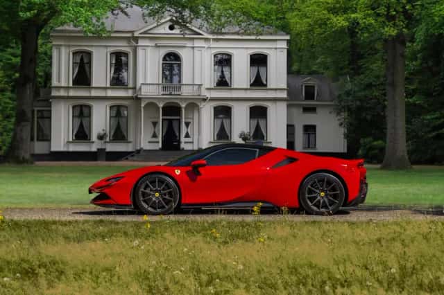 Ferrari SF90 Stradale (2021) thumbnail 1