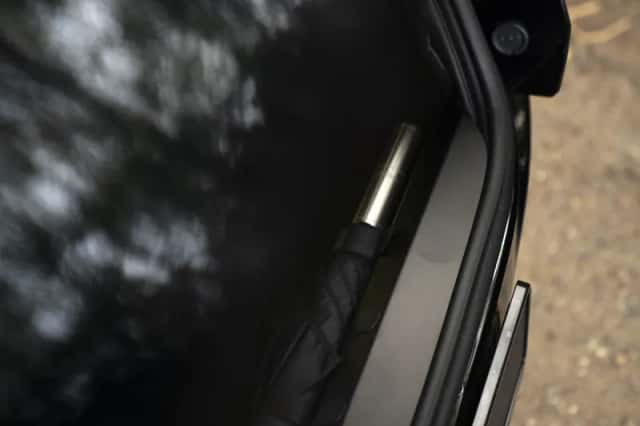Aston Martin DB12 Volante (2024) thumbnail 5
