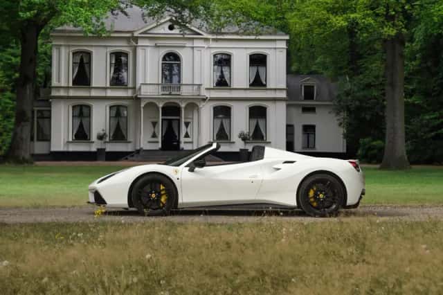 Ferrari 488 (2016) thumbnail 1