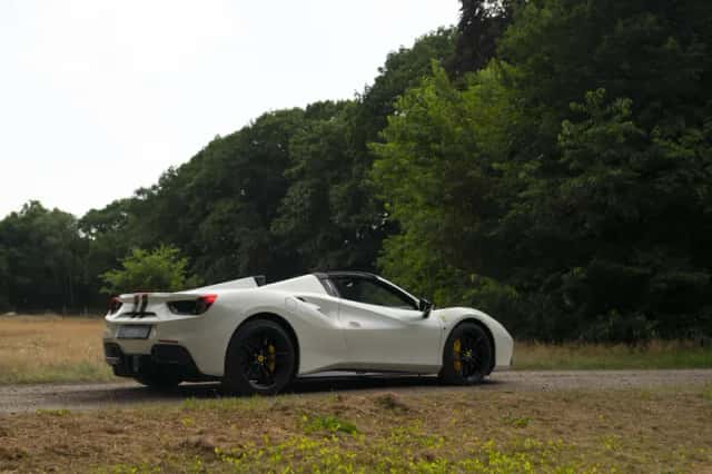 Ferrari 488 (2016) thumbnail 4