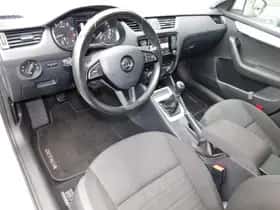 Škoda Octavia (2015) thumbnail 2