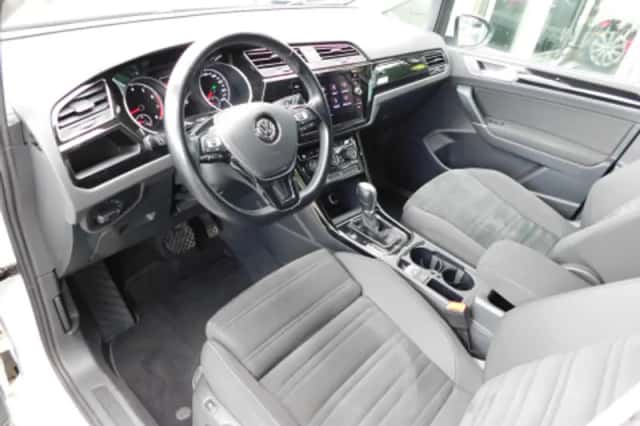 Volkswagen Touran (2017) thumbnail 2