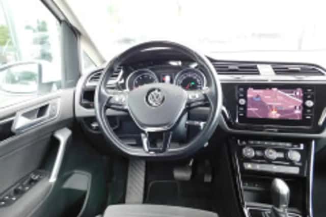 Volkswagen Touran (2017) thumbnail 3